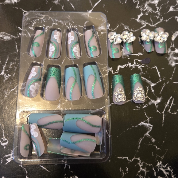 🍒🍒 Green Butterfly Press On Nails - Picture 5 of 6